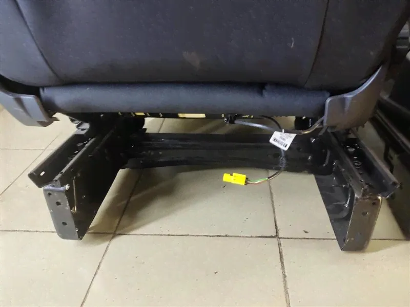 Сиденья передние для VOLKSWAGEN Caddy 4 2K5881805MQ