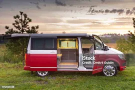 Красный И Белый Цвета Современного Volkswagen Multivan California Ocean Припаркован В Лесу На Рассвете Вид Сбоку И Открытые Двери — стоковые фотографии и другие картинки Volkswagen