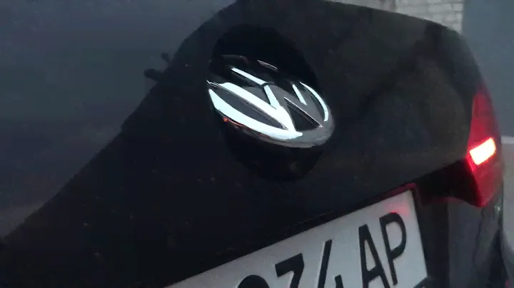 Камера заднего вида в значке VW на Джетта 6