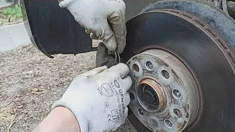 Замена передних колодок Jetta 6