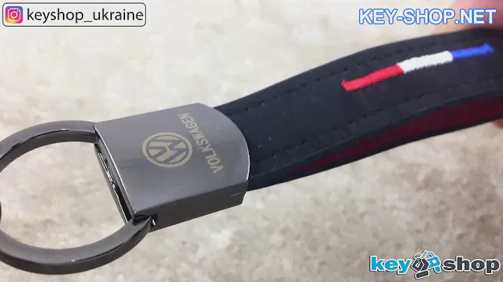 Замшевый брелок с красной кожей с внутренней стороны, хромированным карабином и логотипом Volkswagen