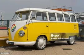 Желтый Volkswagen Kombi 1964 Года На Выставке Классических Автомобилей С Воздушным Охлаждением — стоковые фотографии и другие картинки Volkswagen