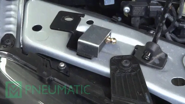 Установка амортизаторов (упоров) капота для Volkswagen Amarok (арт. KU-VW-AM00-00) от upory.ru