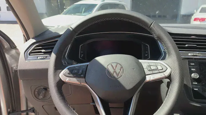 Перетяжка руля нового автомобиля Volkswagen Tiguan нату