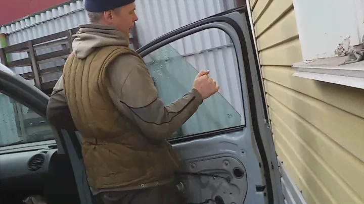 Чиним дверной замок VOLKSWAGEN Caddy 2008 года -