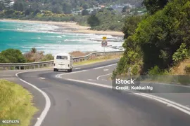 Volkswagen Kombi Фургон Ехал По Великой Океанской Дороге — стоковые фотографии и другие картинки Австралия - Австралазия