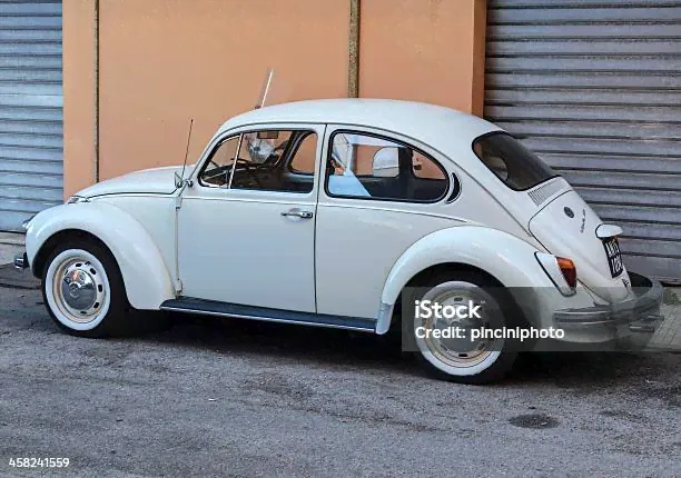 Фольксваген Жук Старый Белый — стоковые фотографии и другие картинки Volkswagen Beetle - Volkswagen Beetle, Белый, 1970-1979