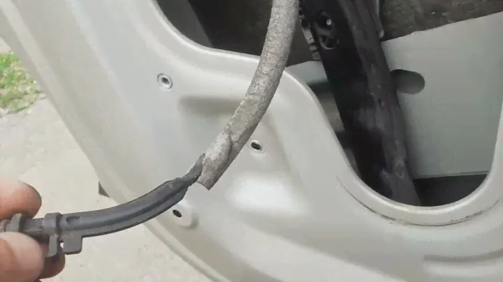 Болячки Volkswagen Jetta. обрыв  тросика наружней ручки водительской  двери.