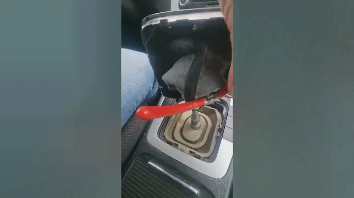 Снятие юбки рычага КПП VW PASSAT B6.
