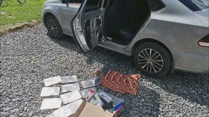 Шумоизоляция дверей vw поло седан руками девушки.