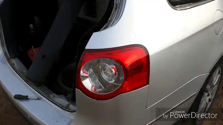 Снять задний фонарь Passat B6