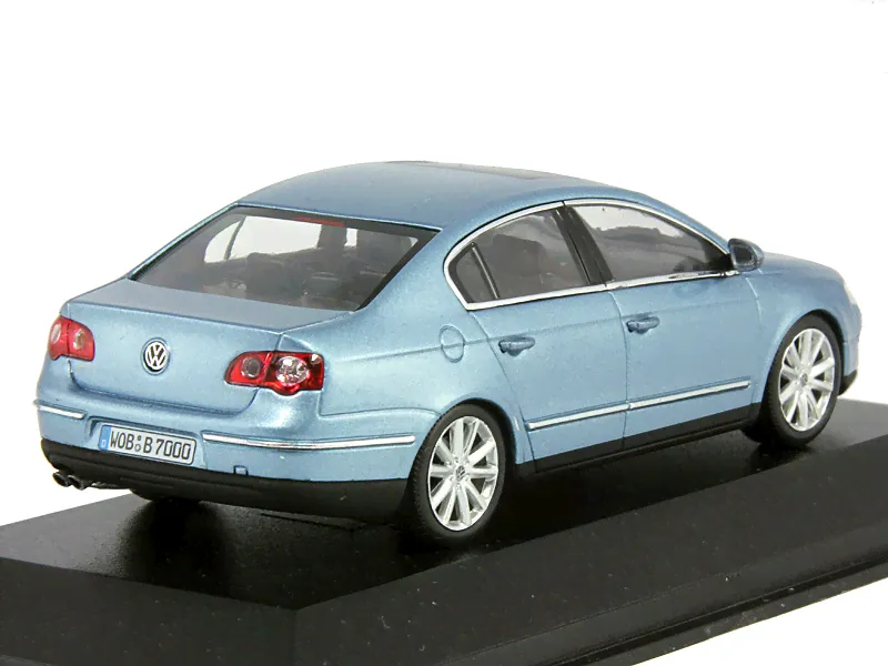 Масштабная модель Volkswagen Passat B6 chrystal blue лучшая цена!-0