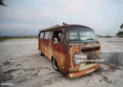 Покрасочные Работы Создают Видимость Ржавого Старого Микроавтобуса Volkswagen — стоковые фотографии и другие картинки Ржавый - Старый