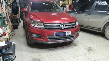 Volkswagen Tiguan. Настолько плохой свет, что клиент не знал о наличии адаптива. Исправит BI-LED.