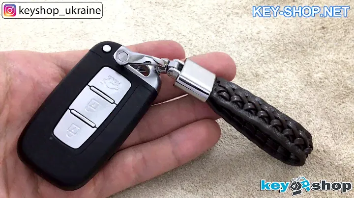 Коричневый кожаный брелок с плетением и хромированным карабином