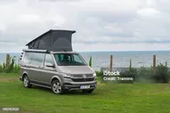 Автодом Volkswagen Припаркован На Траве — стоковые фотографии и другие картинки Дом на колёсах - Дом на колёсах, фольксваген фургон, Volkswagen