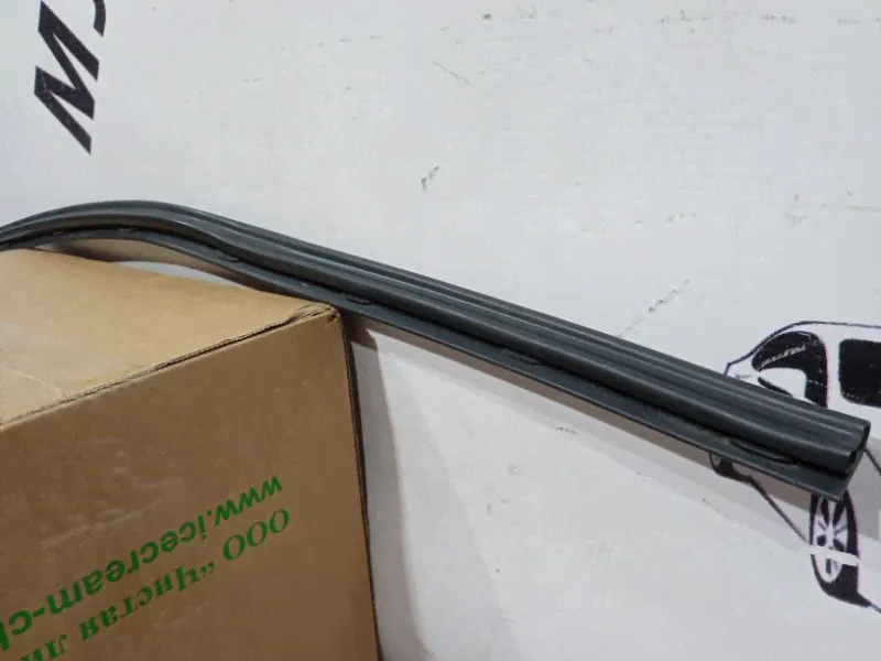 Уплотнитель капота Volkswagen Jetta 5 1K0823757A в Раменском-2