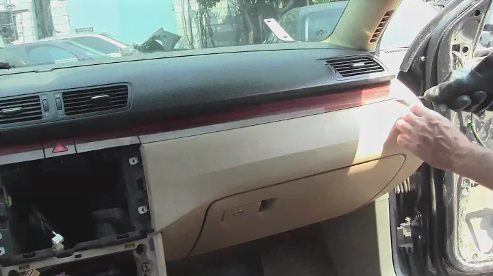 Volkswagen Passat В6 .Декоративная накладка торпедо над бардачком . Как снять что бы не сломать ?