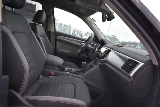 Volkswagen Atlas 3.6L SEL Premium R-Line-0