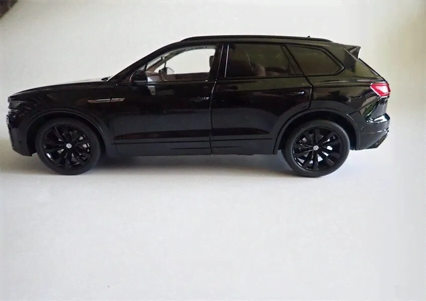 1/18 Volkswagen Touareg SUV Alloy Car Model 2022 Models-0
