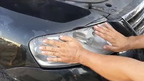 Как заменить лампочку ближнего света в фаре автомобиля VW Touareg (2005)