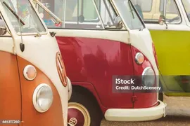 Ряд Старинных Автобусов Volkswagen Transporter Семидесятых Годов — стоковые фотографии и другие картинки Volkswagen