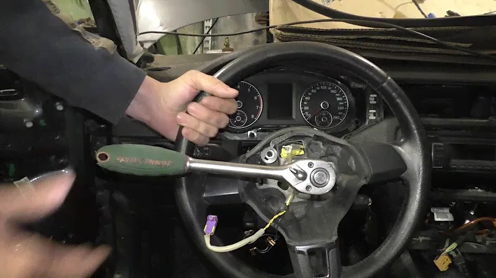 Как снять руль Фольксваген Джетта 6 -  Removing the steering wheel VW Jetta 6
