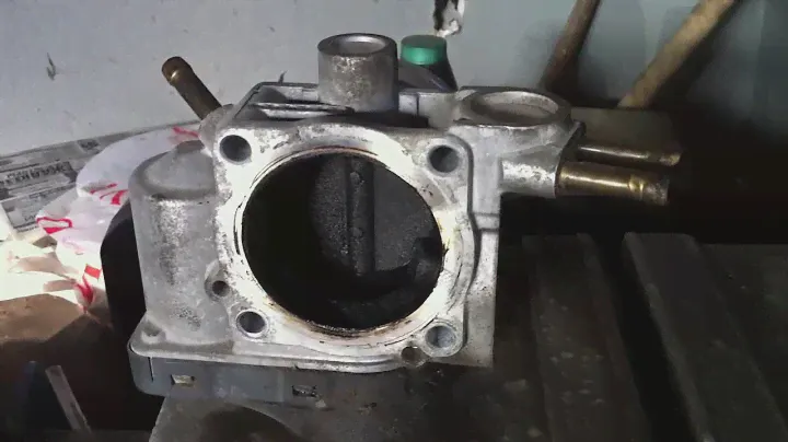 Дроссельная заслонка Volkswagen Passat B5 до чистки VW Passat B5 air throttle prior cleaning