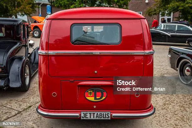 1965 Фольксваген Комби Т1 Фургон — стоковые фотографии и другие картинки Volkswagen - Volkswagen, фольксваген фургон, Вид сзади