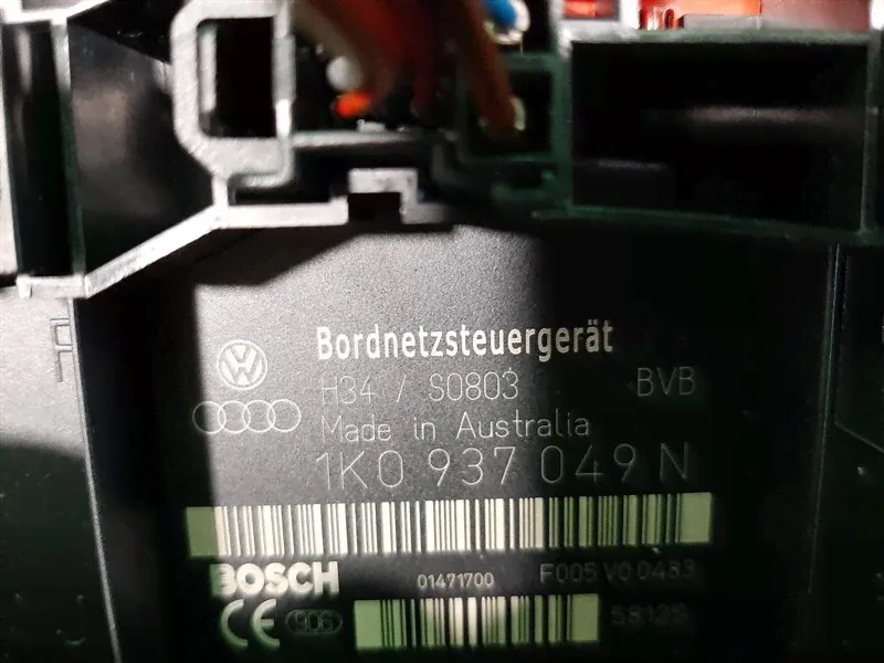 Блок предохранителей салонный для VOLKSWAGEN Touran (1T1) C0937049-1