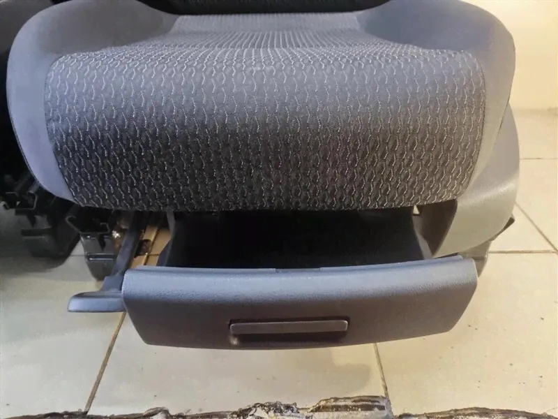 Сиденья передние для VOLKSWAGEN Caddy 4 2K5881805MQ-4