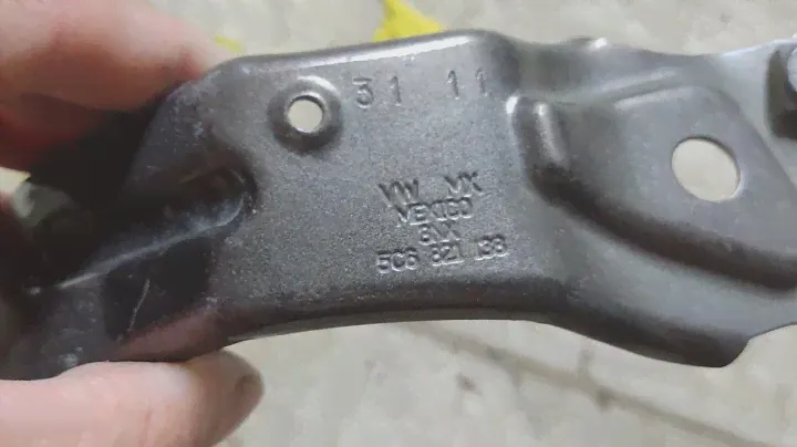 Кронштейн правого крыла VW Jetta 6 Mexico 5C6821138