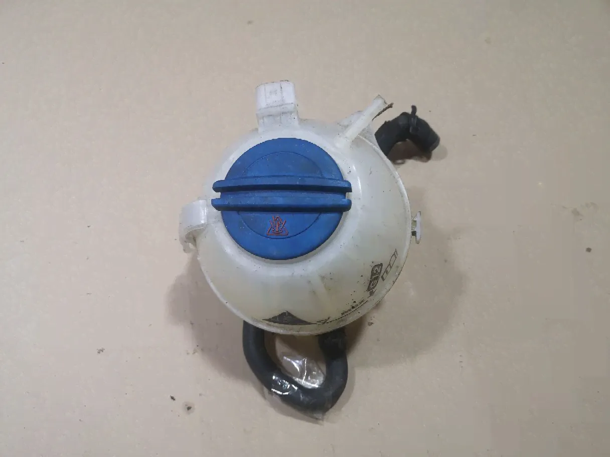 Бачок расширительный 6Q0121407B на Volkswagen Polo 6R CBZB-2