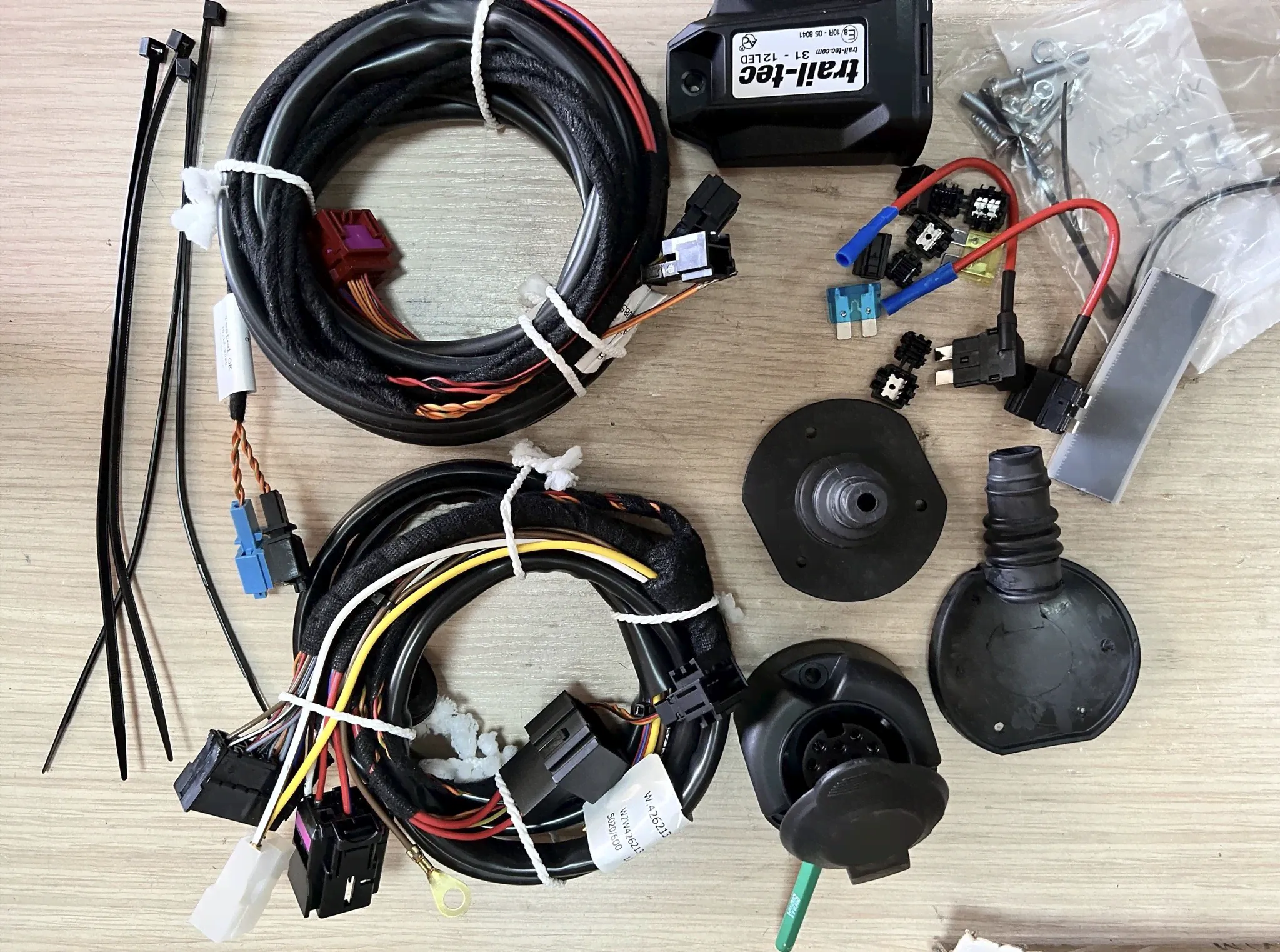 Штатная электрика для фаркопа с розеткой 13-pin, для Volkswagen Passat,T-Roc,Taigo,Tiguan,Touran WYR426213R-T (Trail-Tec)-0