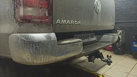 Установка фаркопа на Volkswagen Amarok с подключение электрики ТСУ