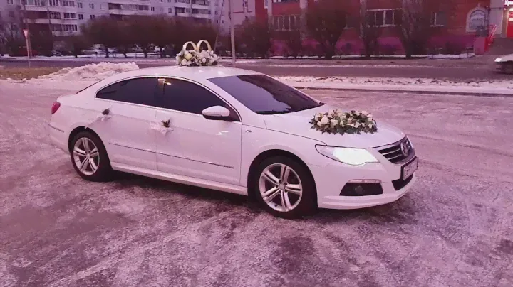 Белый VW Passat CC в свадебном украшении 77 @auto-na-prokat.ru