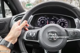 Рулевое Колесо Volkswagen Tiguan 2017 — стоковые фотографии и другие картинки Volkswagen - Volkswagen, Логотип, Кожаный материал