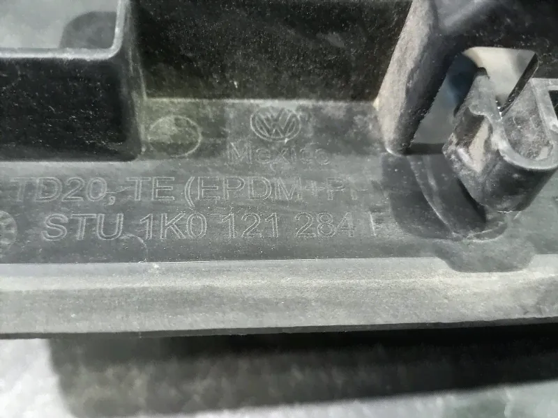 Дефлектор радиатора Volkswagen Jetta 5 1KO121283F в Москве