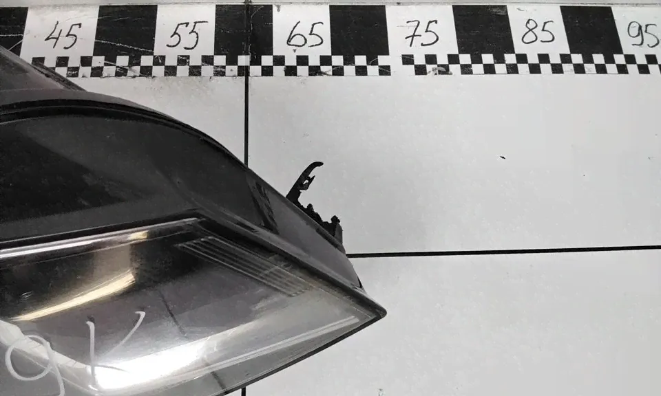 Фара передняя правая Volkswagen Caddy 4 галоген-3