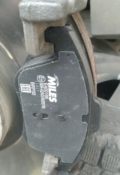 Тормозные колодки Miles (Low-Metallic) передние для Volkswagen Tiguan I 2007-2018. Артикул E400186-3