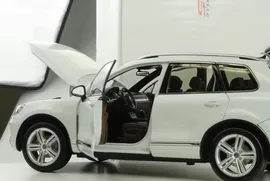 Масштабная модель Volkswagen Touareg II 2012 белый лучшая цена!