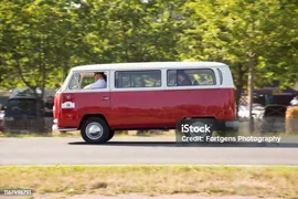 Ячен Германия Август 2019 Года Красный Volkswagen T2 1967 Года На Гоночных Трассах Вокруг Замка Шлосс Дейк Во Время Классических Дней В Яхене Герма — стоковые фотографии и другие картинки Volkswagen