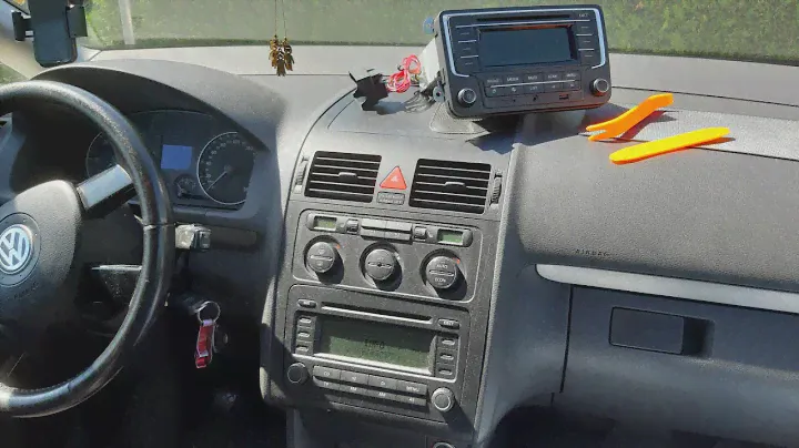 Меняю магнитолу в VW Touran 2005 года