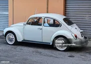 Фольксваген Жук Старый Белый — стоковые фотографии и другие картинки Volkswagen Beetle - Volkswagen Beetle, Белый, 1970-1979
