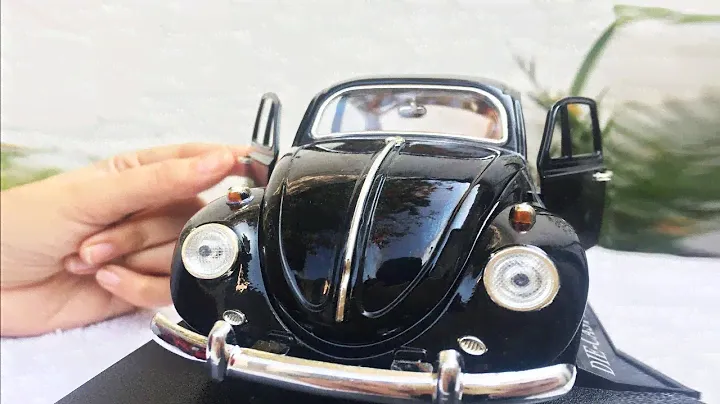 Распаковка литой модели автомобиля VW Beetle в масштабе 1:18