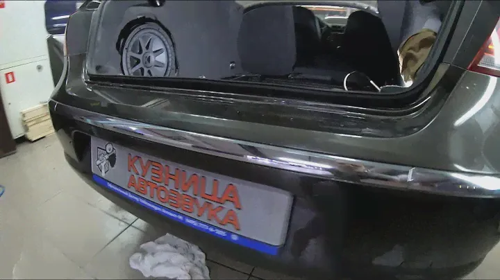 Сабвуфер в крыло стелс Volkswagen Passat CC