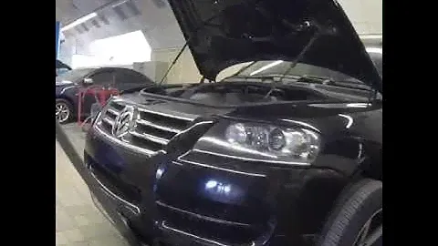Разбираем Volkswagen Touareg,снимаем передние фары бампер