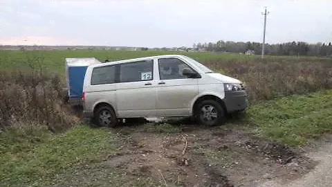 Выезд с поля vw t5 gp Caravella 4motion с прицепом 500 кг.