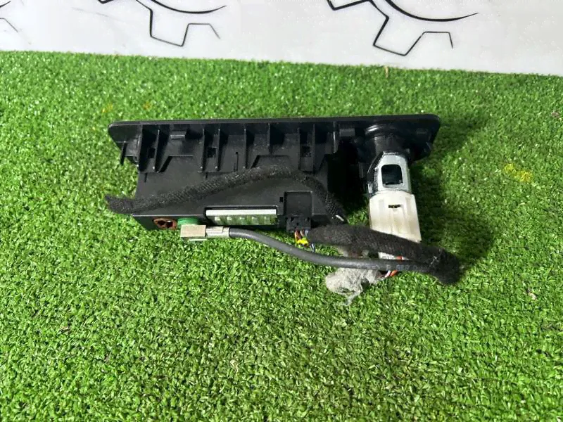 Гнездо USB\AUX Volkswagen Tiguan 2019 2 2.0TSI 5qf035726 в Москве-1