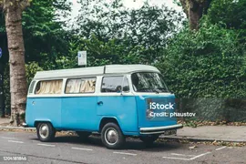 Небесноголубой Volkswagen Type 2 На Улице В Лондоне — стоковые фотографии и другие картинки Volkswagen